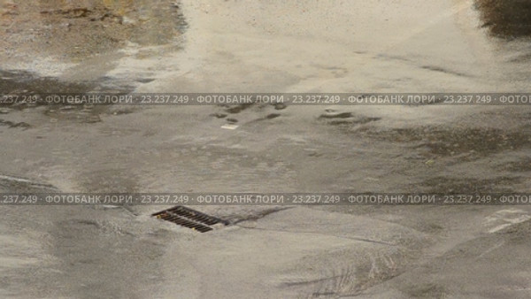 Дождевая вода сливается в канализационное отверстие (2016 год). Стоковое видео, видеограф Валерий Гусак / Фотобанк Лори