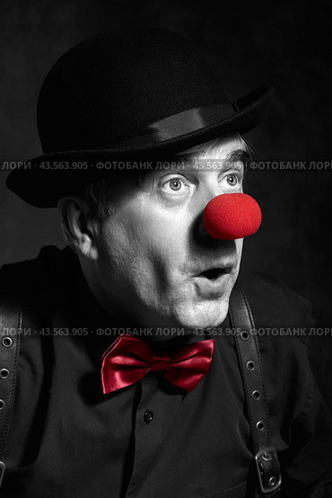Dramatic selective color portrait of a surprised clown against a dark background. Стоковое фото, фотограф Сергей Пристяжнюк (Serg Zastavkin) / Фотобанк Лори