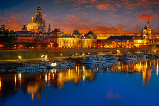 Dresden skyline and Elbe river in Saxony Germany. Dresden sunset skyline reflecion in Elbe river in Saxony of Germany. Стоковое фото, агентство Ingram Publishing / Фотобанк Лори