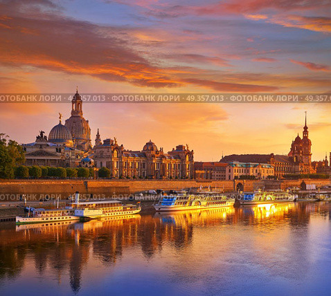 Dresden skyline reflecion in Elbe river at sunset in Saxony of Germany. Dresden skyline and Elbe river in Saxony Germany. Стоковое фото, агентство Ingram Publishing / Фотобанк Лори