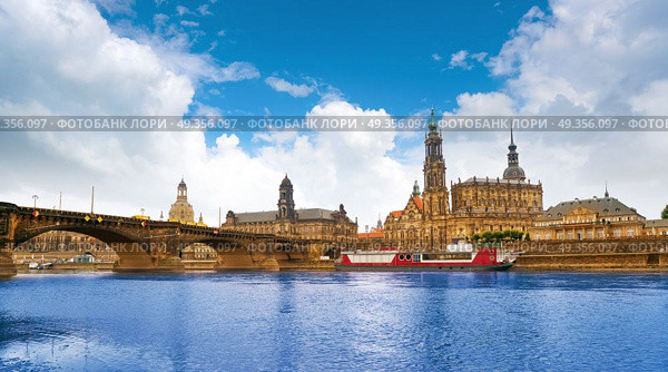 Dresden skyline reflecion in Elbe river in Saxony of Germany. Dresden skyline and Elbe river in Saxony Germany. Стоковое фото, агентство Ingram Publishing / Фотобанк Лори