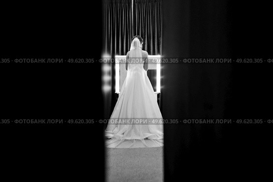 dress up the bride in a wedding dress with corset and lacing. Стоковое фото, агентство Ingram Publishing / Фотобанк Лори