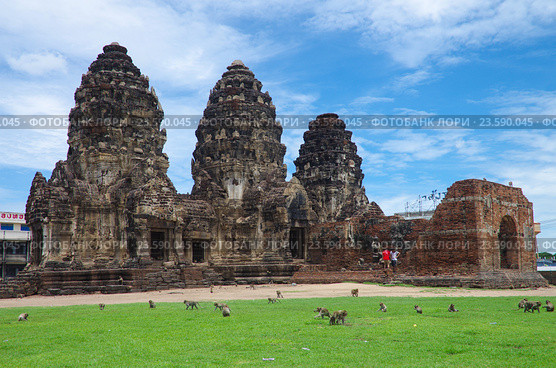 Древний храм Wat Phra Prang Sam Yot temple в Лопбури, Таиланд (2016 год). Редакционное фото, фотограф Natalia Sidorova / Фотобанк Лори