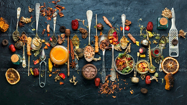 Dried green tea leaves and healing herbs in teaspoon.Herbal medicine. Healing herbs in teaspoons. Стоковое фото, агентство Ingram Publishing / Фотобанк Лори