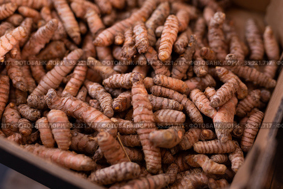 Dried turmeric rhizomes in cardboard box for sale. Стоковое фото, фотограф Яков Филимонов / Фотобанк Лори