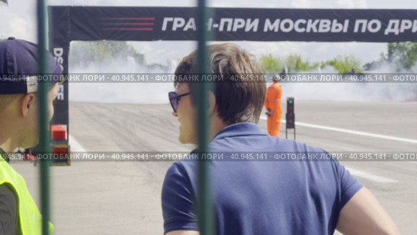 Дрифт кары стартуют парой в заезде. Гран При Москвы по дрифту. Курьяново. Стадион технических видов спорта. Москва. 30.07.2023г. Редакционное видео, видеограф Ярославский Максим / Фотобанк Лори