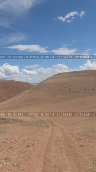 Driving along a country road in Altai desert and semi-desert environment. Стоковое видео, видеограф Сергей Пристяжнюк (Serg Zastavkin) / Фотобанк Лори