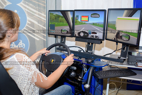 driving through a simulator. Стоковое фото, агентство Ingram Publishing / Фотобанк Лори