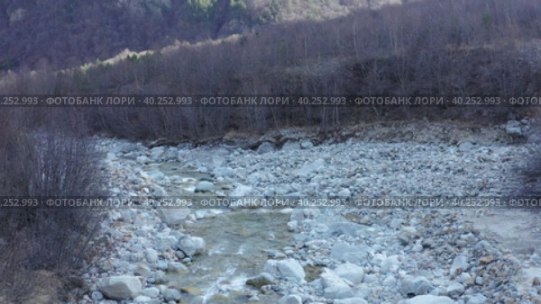 Drone flying above rapid river stream at mountain gorge in sunny autumn day. Стоковое видео, видеограф Кирилл Трифонов / Фотобанк Лори