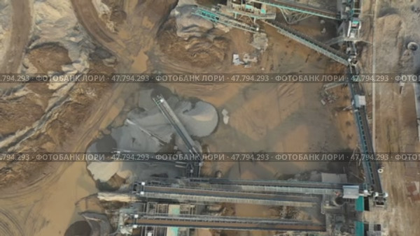 Drone over the conveyor belt of an ore quarry. Стоковое видео, видеограф Aleksey Kidisyuk / Фотобанк Лори