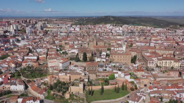 Drone view of the administrative center and residential areas of the city of Caceres, Spain. Стоковое видео, видеограф Яков Филимонов / Фотобанк Лори