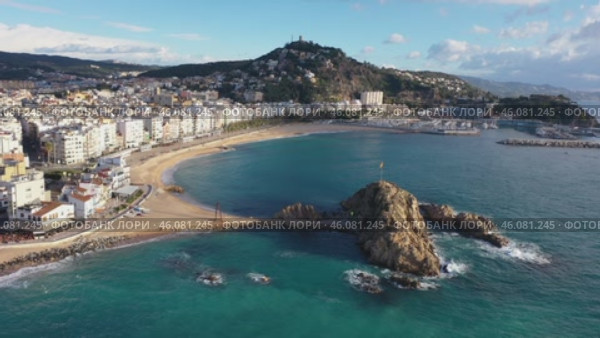 Drone view of the resort town of Blanes. Spain. Стоковое видео, видеограф Яков Филимонов / Фотобанк Лори