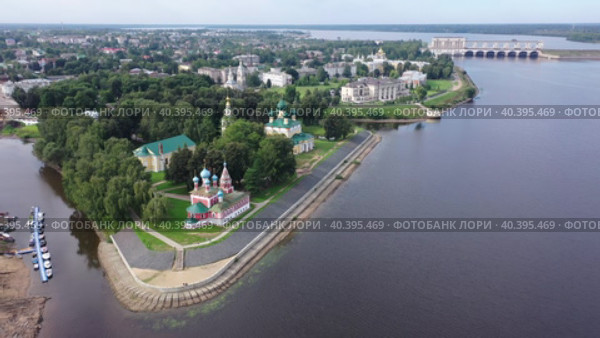 Drone view of the Volga River and temples, as well as residential areas in the city of Uglich in the summer afternoon, Russia. Стоковое видео, видеограф Яков Филимонов / Фотобанк Лори