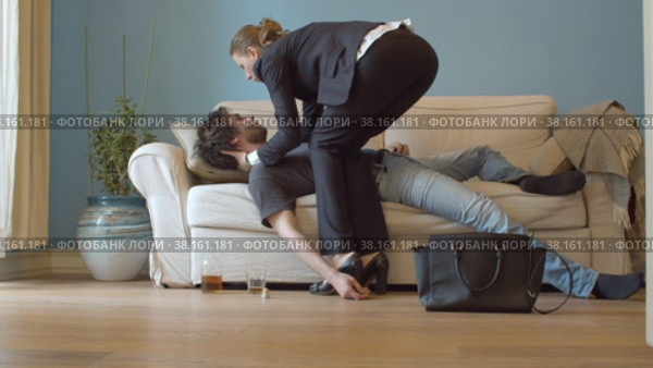 Drunk sleeping man and his wife. Стоковое видео, видеограф Татьяна Чудакова / Фотобанк Лори