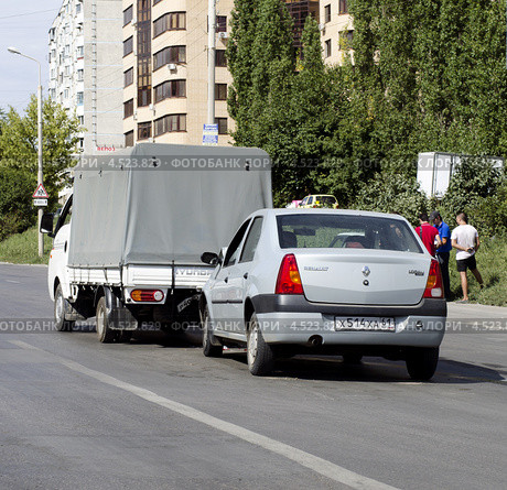 ДТП - авария двух автомобилей: легковой автомобиль въехал сзади в грузовик (2012 год). Редакционное фото, фотограф Олег Пчелов / Фотобанк Лори