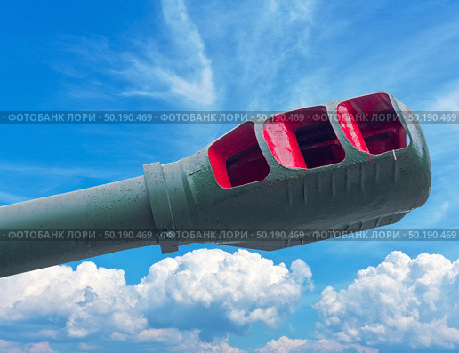 Дульный тормоз тяжелой пушки на фоне неба. Muzzle brake of a heavy cannon against the sky. Стоковое фото, фотограф Татьяна Д / Фотобанк Лори