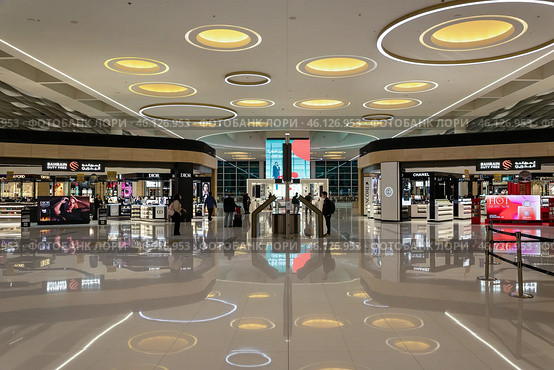 Duty-free shops at Bahrain International Airport. Редакционное фото, фотограф Андрей Иванов / Фотобанк Лори
