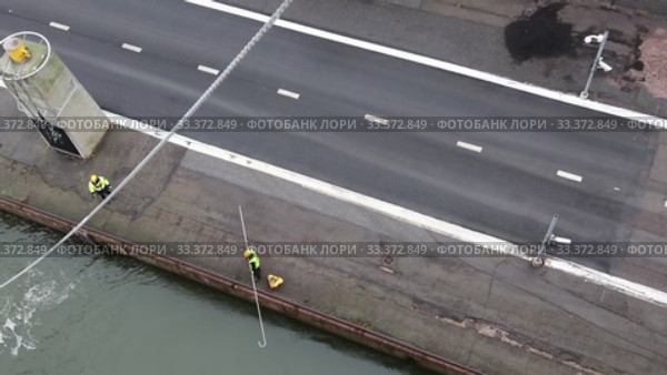 Два работника морского порта обеспечивают швартовку пассажирского парома в морском порту Хельсинки (2020 год). Редакционное видео, видеограф V.Ivantsov / Фотобанк Лори