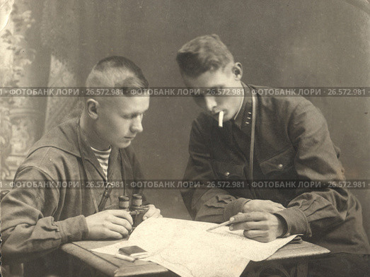 Два советских военнослужащих над картой. Октябрь 1942. Стоковое фото, фотограф Retro / Фотобанк Лори