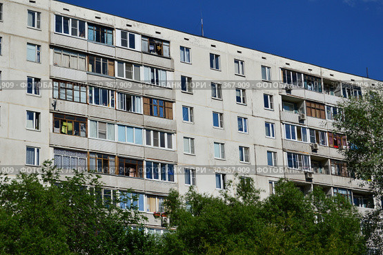 Двенадцатиэтажный четырёхподъездный панельный жилой дом 1605-АМ(1605АМ/12Ю), построен в 1978 году. Дубнинская улица, 28, корпус 1. Район Восточное Дегунино. Город Москва (2015 год). Редакционное фото, фотограф lana1501 / Фотобанк Лори