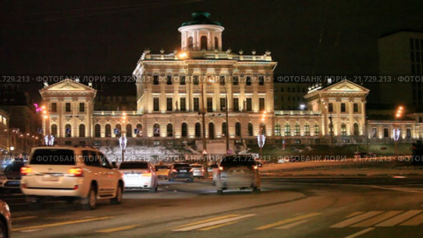 Движение автомобилей на Боровицкой площади в Москве ночью (2016 год). Редакционное видео, видеограф Яна Королёва / Фотобанк Лори