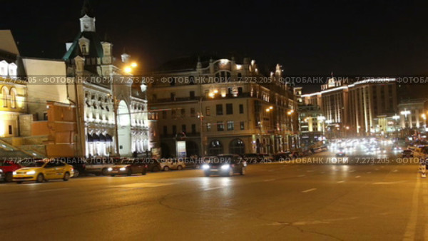Движение автомобилей в центре Москвы (Театральный проезд возле здания гостиницы "Метрополь"). Россия. Таймлапс (2015 год). Редакционное видео, видеограф Владимир Журавлев / Фотобанк Лори