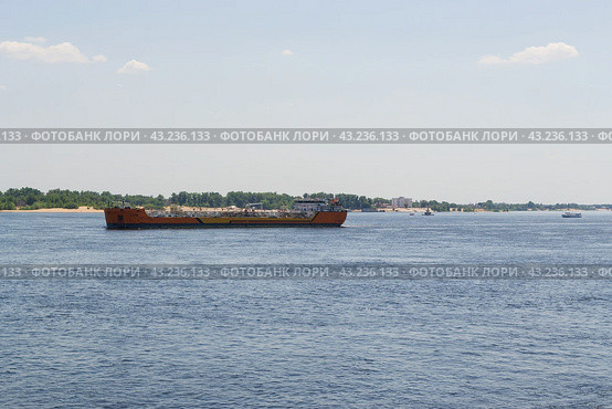Движение грузового судна, танкера, газовоза, по Волге. Транспортировка нефти и сжиженного природного газа по реке. Волгоград, река Волга, Россия. (2022 год). Редакционное фото, фотограф Андрей Цыганков / Фотобанк Лори