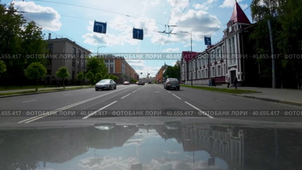 Движение машин по проспекту Ленина у университета Петр ГУ, к железнодорожному вокзалу в Петрозаводске. Вид от первого лица с капота машины (2023 год). Редакционное видео, видеограф Sergei Gorin / Фотобанк Лори