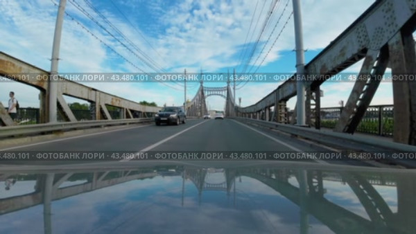 Движение машин по шикарному Старому Волжскому мосту через реку Волга в городе Тверь летом. Вид с автомобиля (2024 год). Редакционное видео, видеограф Sergei Gorin / Фотобанк Лори