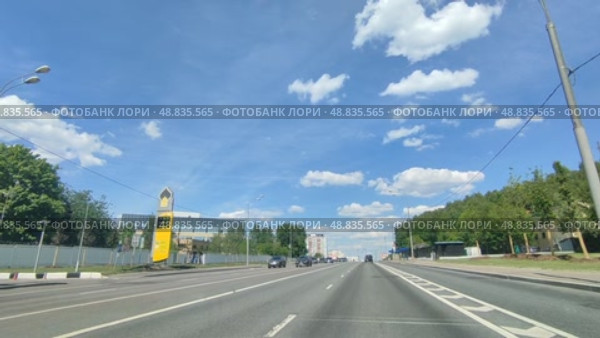 Движение на автомобиле такси по Севастопольскому проспекту в Москве в сторону центра. Редакционное видео, видеограф Ирина Климкович / Фотобанк Лори