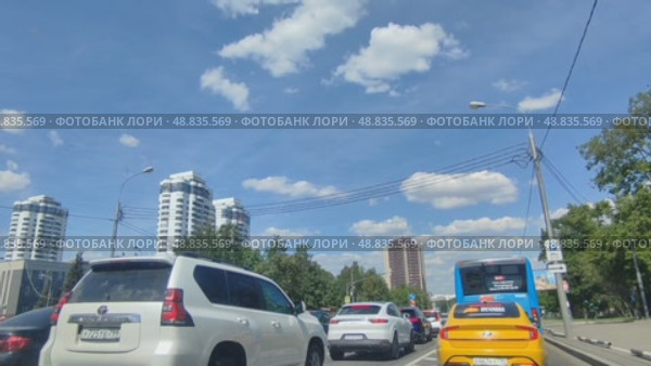Движение на автомобиле такси по Севастопольскому проспекту в Москве в сторону центра. Редакционное видео, видеограф Ирина Климкович / Фотобанк Лори