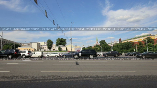 Движение на Боровицкой площади, Москва, Россия (2016 год). Стоковое видео, видеограф Владимир Журавлев / Фотобанк Лори
