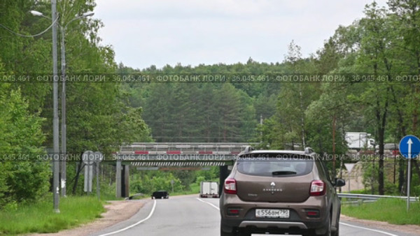 Движение по развязке на 98 километре трассы "Крым" (М2, Симферопольское шоссе). Автомобиль (фура) компании DPD проезжает по эстакаде (2021 год). Редакционное видео, видеограф Владимир Литвинов / Фотобанк Лори