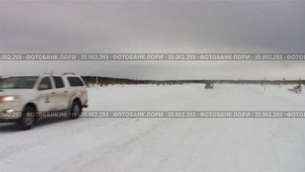 Движение по зимней дороге в метель. Автомобили Toyota и ГАЗ (Соболь). Traffic on the winter road in a snowstorm. Toyota and GAZ (Sable) cars. (2013 год). Редакционное видео, видеограф Евгений Романов / Фотобанк Лори