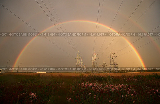 Двойная радуга над опорами линии электропередачи в поле. Стоковое фото, фотограф Наталия Федосенко / ТАСС / Фотобанк Лори