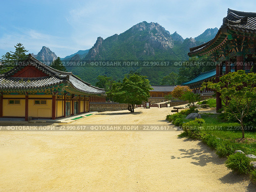Двор буддийского храма Sinheungsa, Южная Корея (2010 год). Стоковое фото, фотограф Тупиков Максим Борисович / Фотобанк Лори