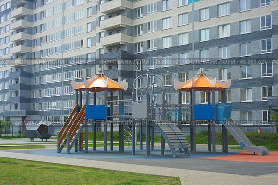 Двор и новостройки многоэтажных домов в городе Екатеринбурге по улице Дорожной 14. Жилищный комплекс "Весна". Courtyard and new buildings of multi-storey buildings in Yekaterinburg on Dorozhnaya street 14, Vesna Housing Complex (2022 год). Стоковое фото, фотограф Юрий Карачев / Фотобанк Лори