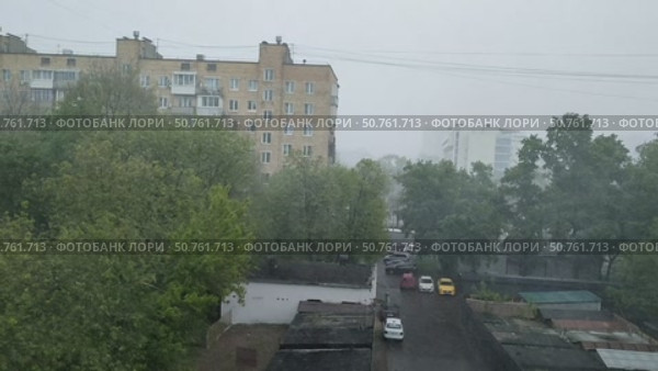 Двор жилого района в Москве весной в мае. Внезапный снег (2024 год). Стоковое видео, видеограф Мария Сергеева / Фотобанк Лори