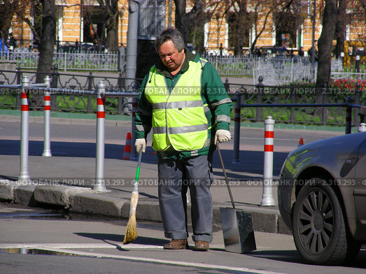 Дворник убирает мусор (2010 год). Редакционное фото, фотограф lana1501 / Фотобанк Лори