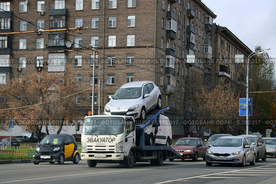 Двухэтажный автовоз эвакуатор (Isuzu) везет новые автомобили (Москва, 1-ая Дубровская улица) (2013 год). Редакционное фото, фотограф Щеголева Ольга / Фотобанк Лори