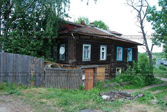 Двухэтажный бревенчатый жилой дом. Набережная Гавани, 4. Город Кимры. Тверская область (2011 год). Стоковое фото, фотограф lana1501 / Фотобанк Лори