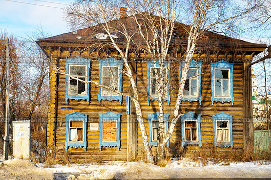 Двухэтажный деревянный дом (дом Лопатина). Город Тобольск. Улица Кирова, 23 (2015 год). Стоковое фото, фотограф Александр Тараканов / Фотобанк Лори