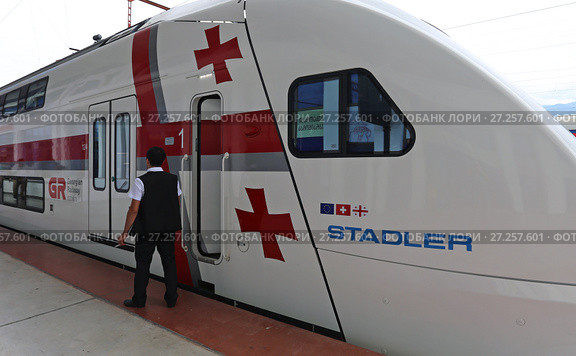 Двухэтажный поезд Stadler «Тбилиси — Батуми» на вокзале города Батуми. Грузия (2017 год). Редакционное фото, фотограф Алексей Гусев / Фотобанк Лори
