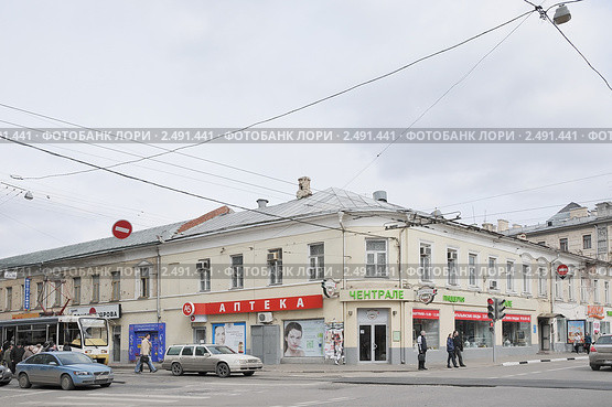 Двухэтажный старинный дом на улице Покровка. Москва (2011 год). Редакционное фото, фотограф stargal / Фотобанк Лори