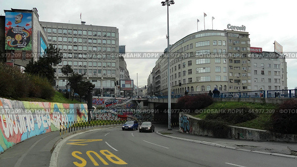 Двухуровневая развязка, автобусная остановка и граффити в центре города Белград, Сербия. Пасмурный осенний день. (2014 год). Редакционное фото, фотограф Александр Кузнецов / Фотобанк Лори