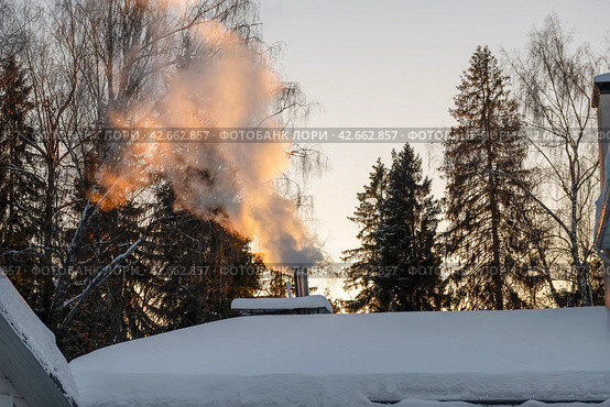 Дым идет из трубы зимнем днем на закате. Стоковое фото, фотограф Pukhov K / Фотобанк Лори