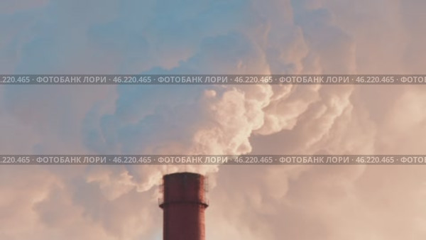 Дымящая фабричная труба. Стоковое видео, видеограф Сергей Данилов / Фотобанк Лори