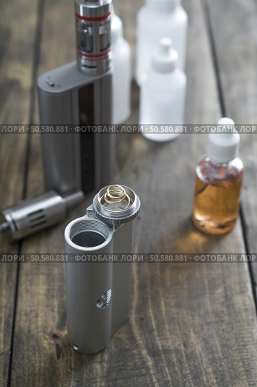 E-cigarettes with lots of different re-fill bottles, close up. Стоковое фото, агентство Ingram Publishing / Фотобанк Лори