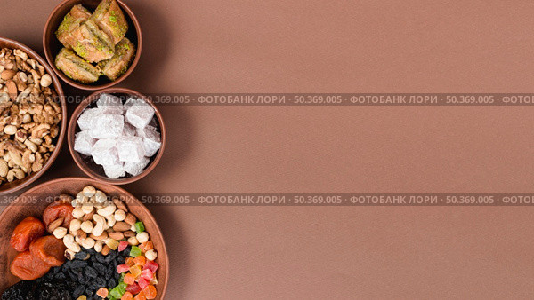 earthen bowls nuts dried fruits lukum baklava brown background. Стоковое фото, агентство Ingram Publishing / Фотобанк Лори