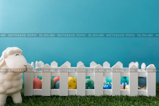 easter background with sheep wooden fence. Стоковое фото, агентство Ingram Publishing / Фотобанк Лори